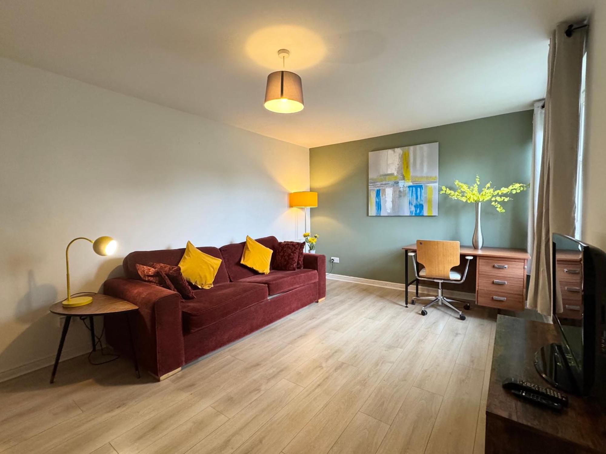 15 Mins To Princes Street Spacious Lakeside Home With Free Parking — Photos 1