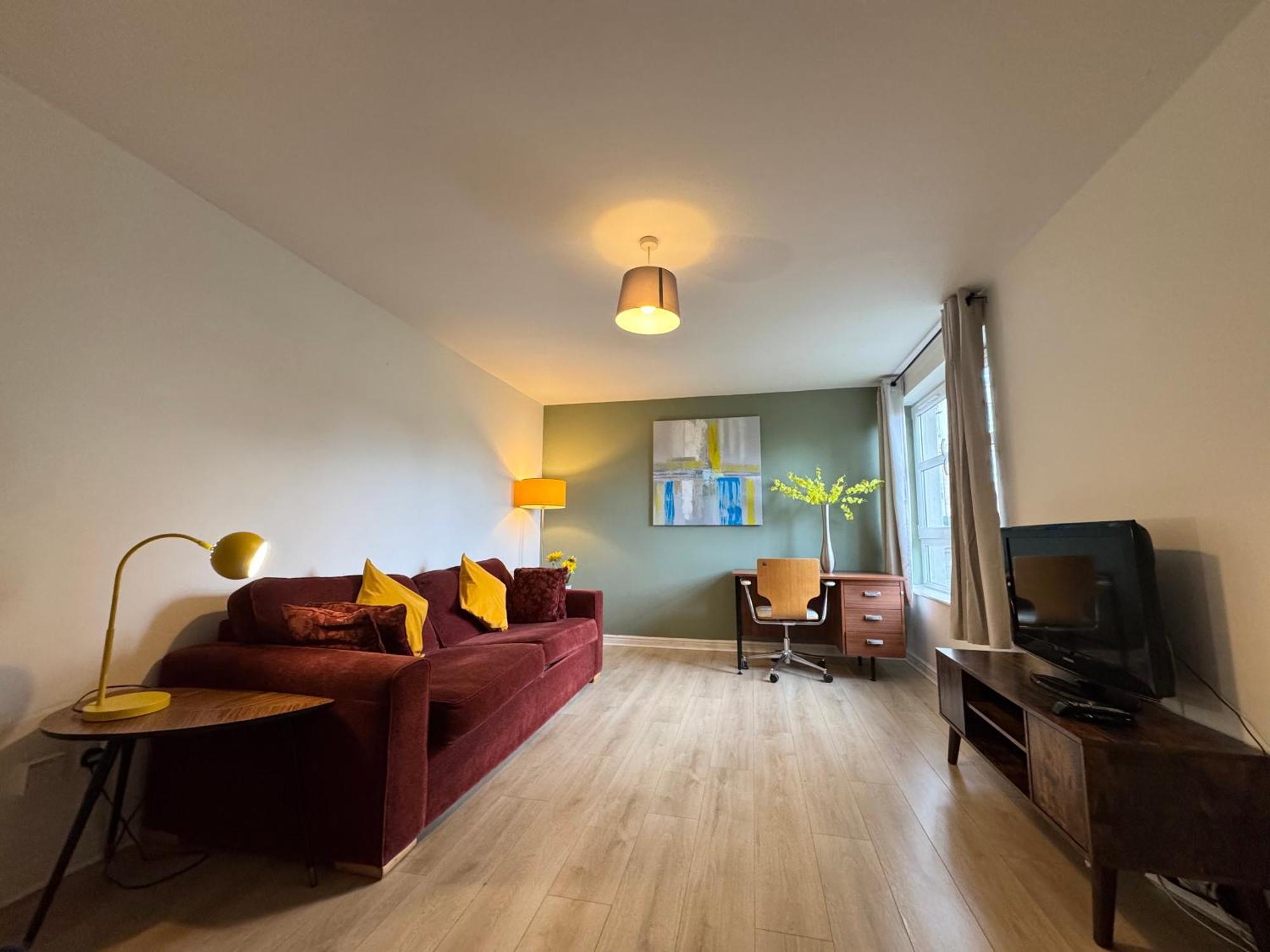 15 Mins To Princes Street Spacious Lakeside Home With Free Parking, Edinburgh